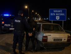 Persecución policial para recuperar un auto que había sido robado en San Martín. Persecución policial para recuperar un auto que había sido robado en San Martín.
