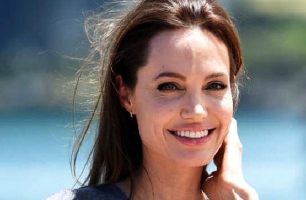 Angelina Jolie auxilió a una fan