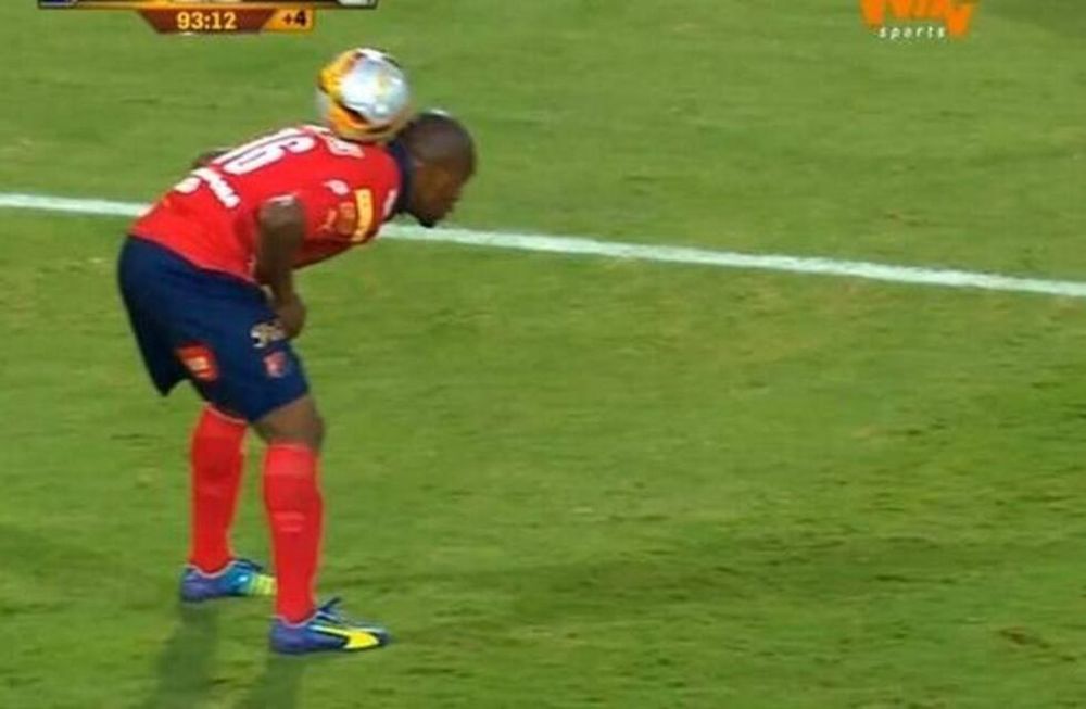 En Colombia, el brasileño Martins sobró a un rival con una jugada polémica