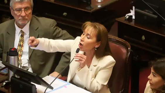 Tensión en el Congreso: la senadora Cándida López intentó abrir un despacho con un cerrajero.