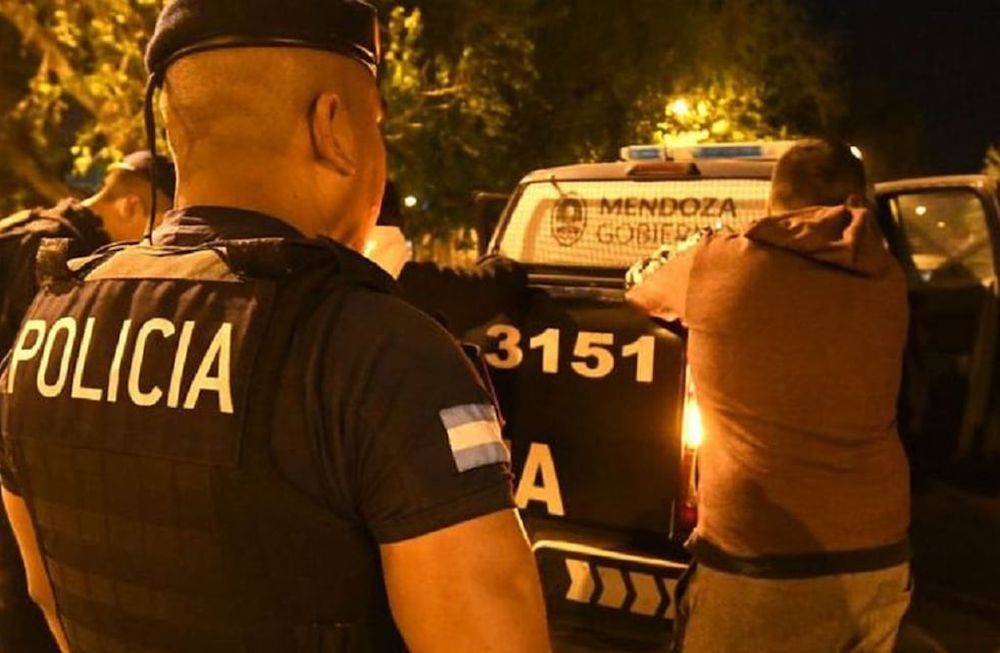 La policía detuvo a dos delincuentes que robaron un minimarket e intentaron escapar.