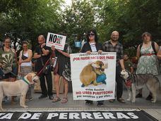 Defensores de animales realizaron una Protesta por el uso de pirotecnia en Peatonal Sarmiento y San Martín de Ciudad. Foto: Marcelo Rolland / Los Andes