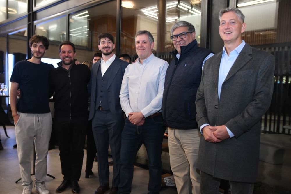 Renzo Giuffre, de Maderas Giuffre; Marcelo Pérez, de Macromat; Pablo Catalani, de Red Edificar y Bilder; Juan Manuel Saldaña, de Saldaña; Facundo Gauna, de Hipercerámico; y Facundo López Muzlera, de Máchena, integrantes de Red Edificar.