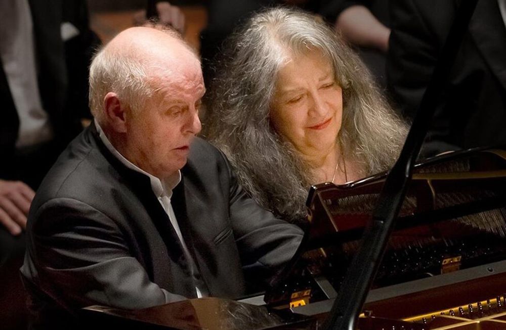 Daniel Barenboim y Martha Argerich demuestran su virtuosismo interpretando la reducción a cuatro manos de La consagración de la primavera.