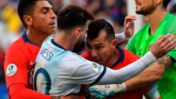 Messi se enfrentó a Gary Medel, ambos fueron expulsados por el árbitro Mario Díaz de Vivar en la Copa América Chile 2015 en donde La Roja se consagró campeón por primera vez (Foto: Nelson ALMEIDA / AFP)