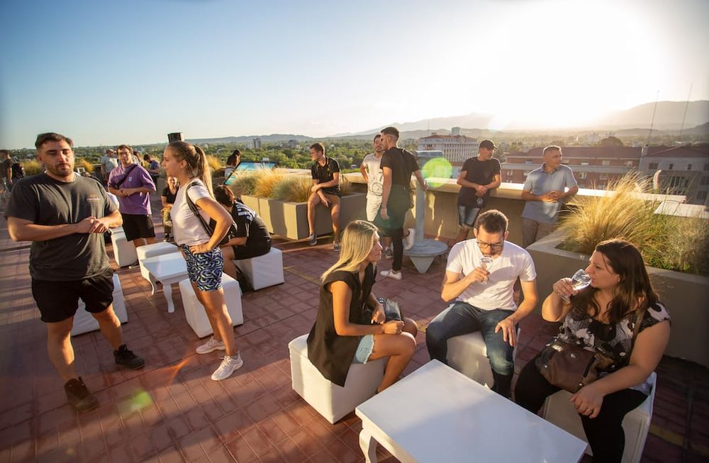 Amazon presentó sus servicios para emprendedores en la terraza municipal