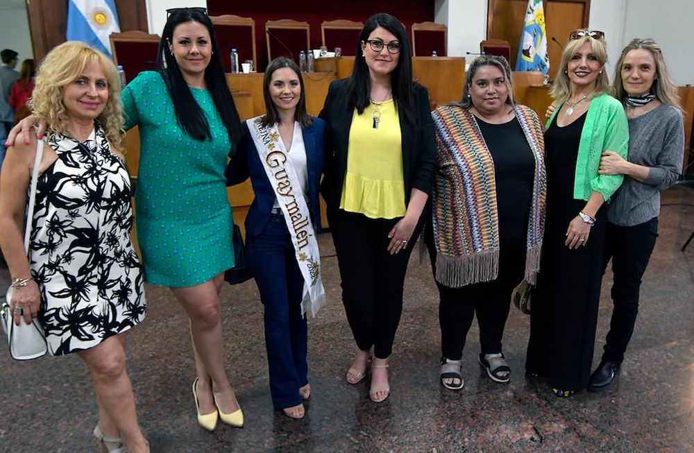 Soberanas de mandato cumplido de la Corenave y reinas de la Coreguay acompañaron a la “reina blue” en su exposición ante la Corte. Lamentaron la falta de diálogo. Foto: Orlando Pelichotti / Los Andes