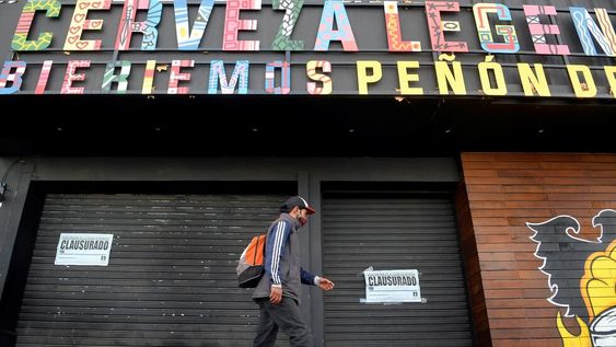 Una cervecería en la calle Arístides Villanueva fue clausurada por no cumplir los protocolos de la cuarentena. Foto: Orlando Pelichotti / Los Andes