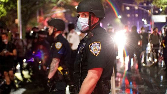 Envenenan a tres policías de Nueva York con lavandina