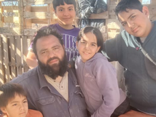 Hogar, dulce hogar: familia desalojada de tierras de Abel Pintos no deja de recibir ayuda para su nueva casa. Foto: Gentileza