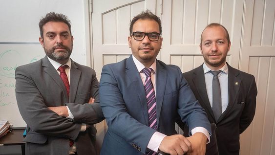 Garro, Legrand y Brachetta comenzaron a defender al israelí casi de casualidad: se lo cruzaron en un pasillo en el penal. Foto: Ignacio Blanco / Los Andes