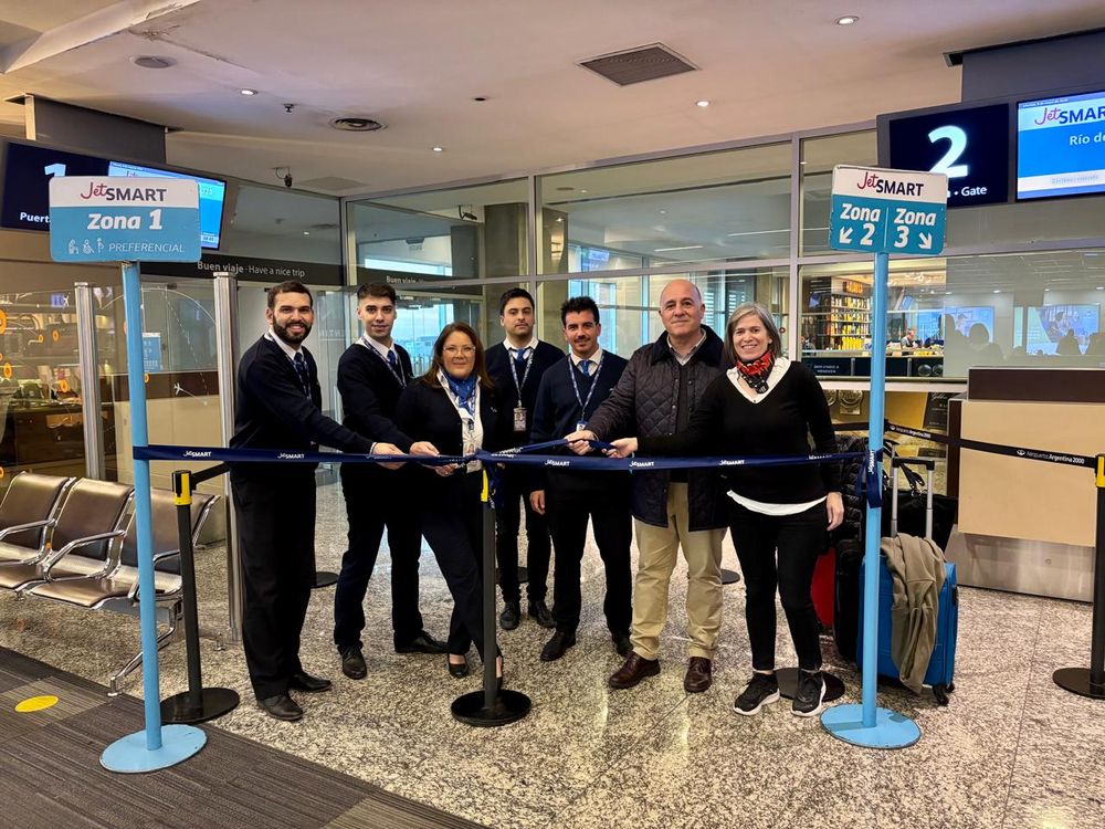 Федерико Петацци, коммерческий директор JetSMART Argentina, с экипажем прямого рейса из Мендосы в Рио-де-Жанейро.