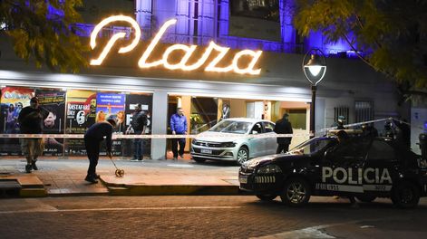 Los Andes | El domingo por la noche, un conductor perdió el control de su auto, se incrustó en el Teatro Plaza y atropelló a 23 personas. Foto: Mariana Villa / Los Andes