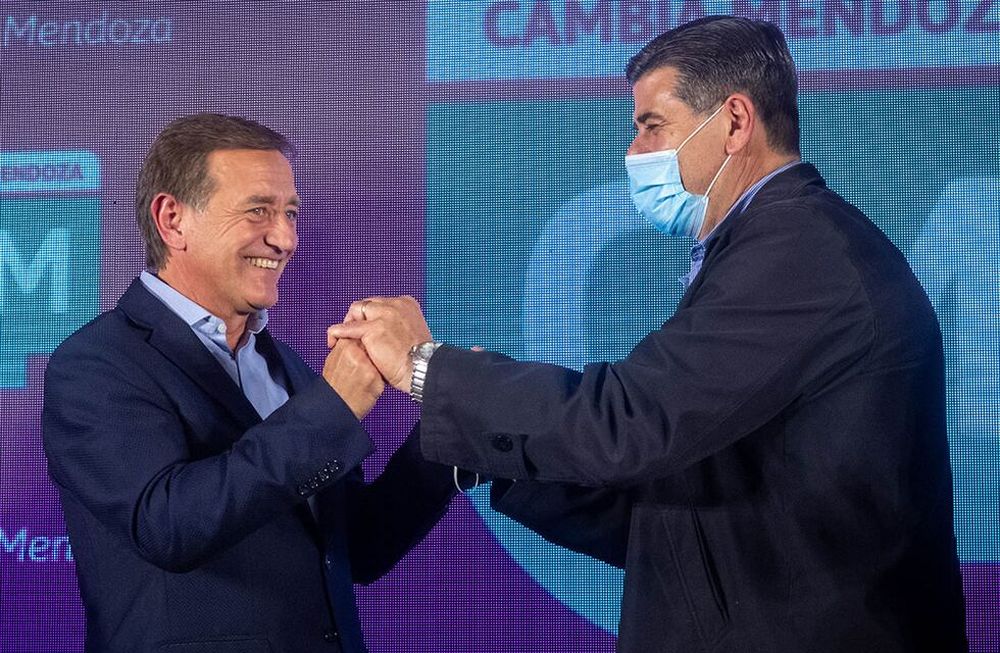 Elecciones Legislativas PASO 2021. Rodolfo Suárez y Mario Abed celebran el contundente triunfo de Cambia Mendoza con el 43% de los votos. Foto: Ignacio Blanco / Los Andes
