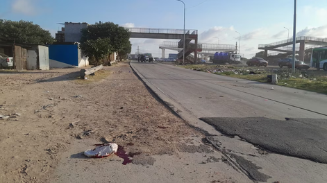 Impactante video: intentó asaltar a un motociclista en plena autopista y terminó atropellado