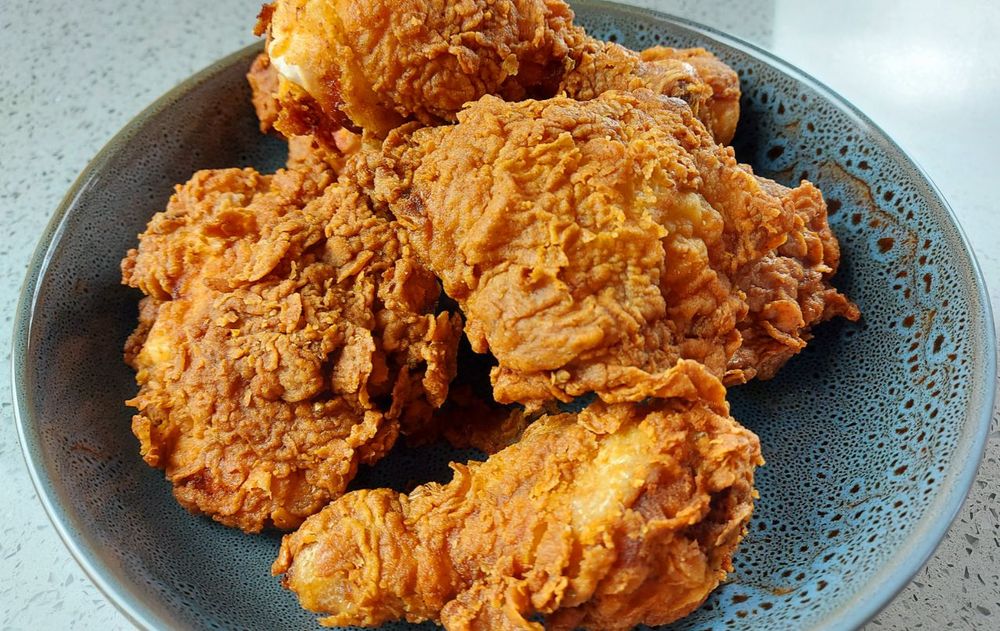 La diferencia entre un pollo frito común y uno especialmente crujiente no depende solo de los ingredientes del rebozado.