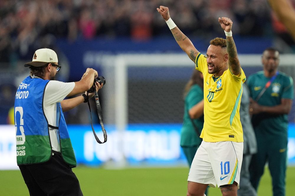 La felicidad de Neymar no tuvo l&iacute;mites tras concretar su esperado regreso a la selecci&oacute;n de Brasil.