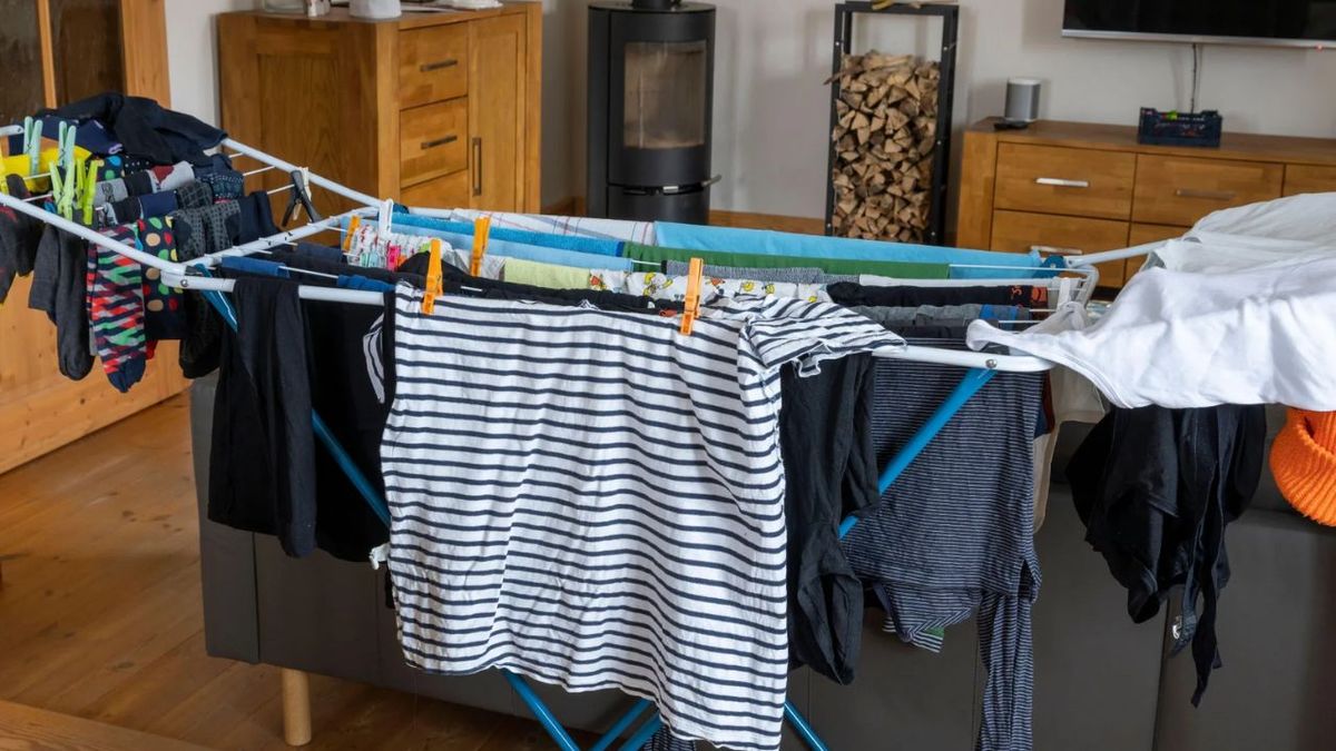 Secado al instante: 5 trucos sencillos evitan que la ropa huela a humedad en otoño