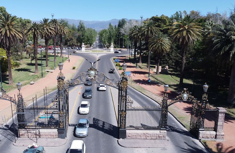El Parque General San Martín fue pensado como un símbolo que representara al oasis lleno de vida con que la mano del  hombre había transformado al desierto mendocino.