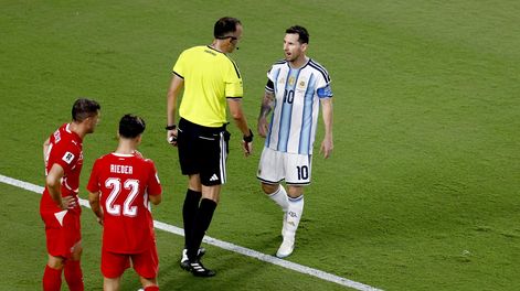 El fuerte cruce entre el capitán argentino y el árbitro del encuentro Wilton Pereira Sampaio Pinheiro.