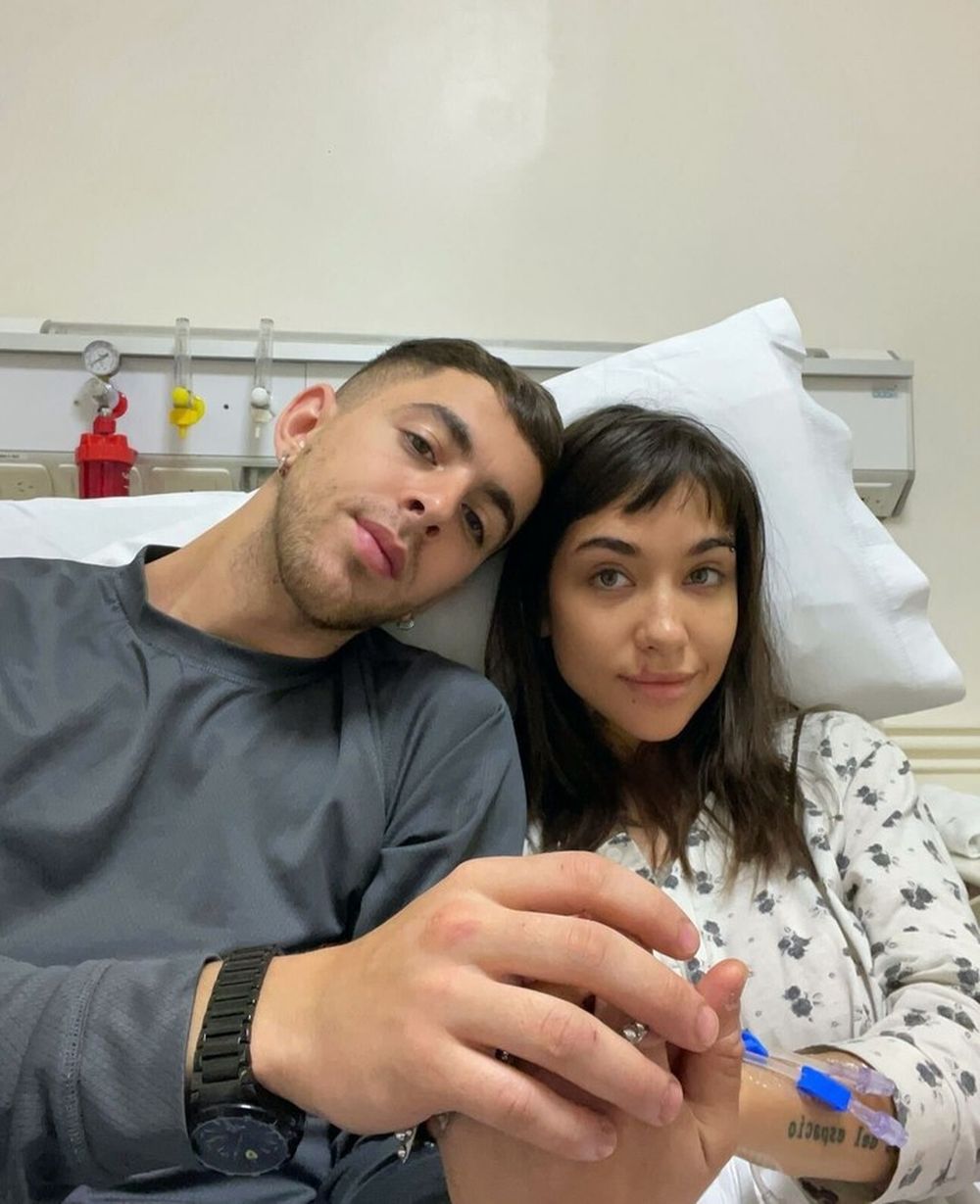 María Becerra en el hospital junto a su pareja.