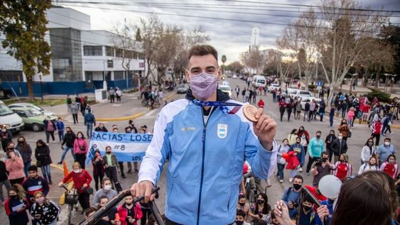 Agustín Loser, medalla de bronce con el voley argentino en Tokio 2020, llegó a su ciudad General Alvear y fue recibido con honores. Foto: Municipalidad de General Alvear