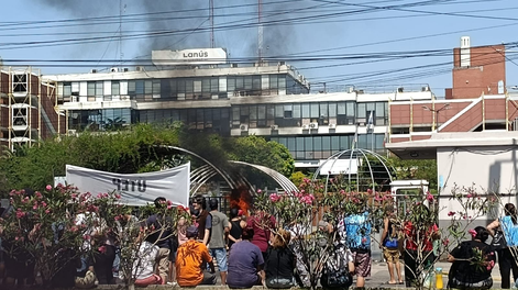 Incidentes en Lanús: quemaron un árbol de Navidad frente a la Municipalidad.