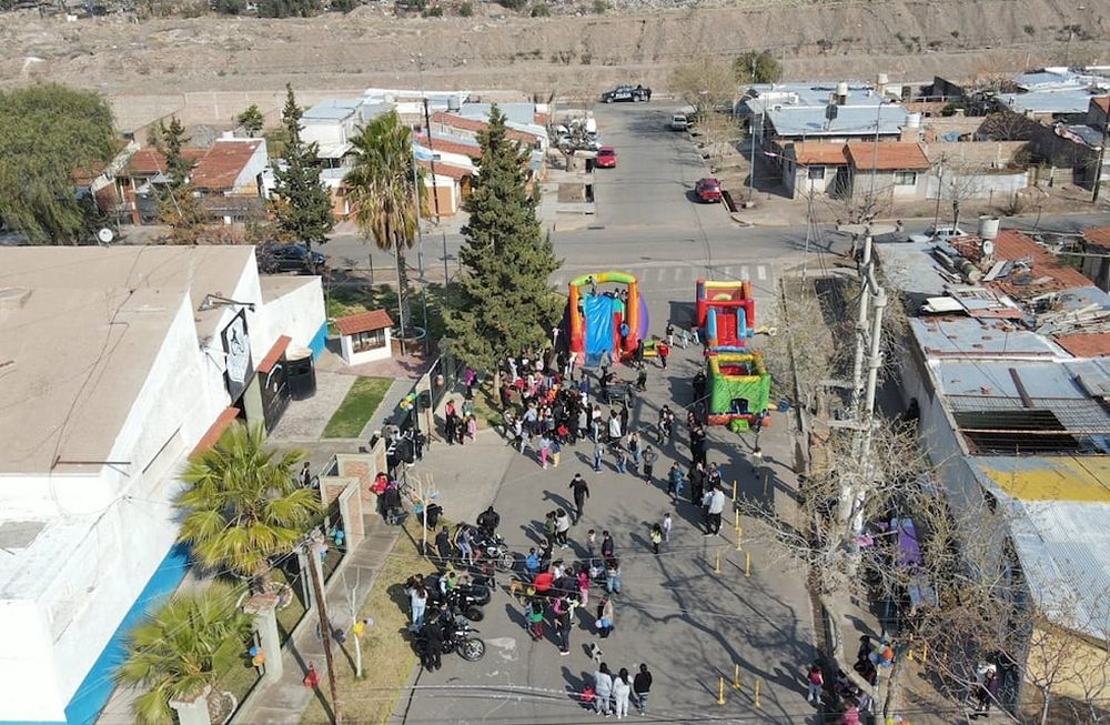 Más de 150 chicos festejaron con los “hombres de negro” de la UMAR. | Foto: gentileza