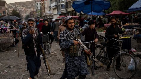 Combatientes talibanes patrullan este viernes un mercado en la ciudad vieja de Kabul, Afganistán. (AP)