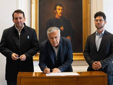 Alfredo Cornejo y Tadeo García Zalazar firman un convenio con el títular de la ONG Argentinos por la Educación, Víctor Volman.