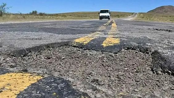 Rutas nacionales en mal estado por falta de obras públicas.