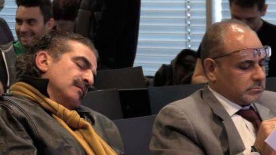 Insólito: un periodista se durmió en la presentación de una estrella de fútbol