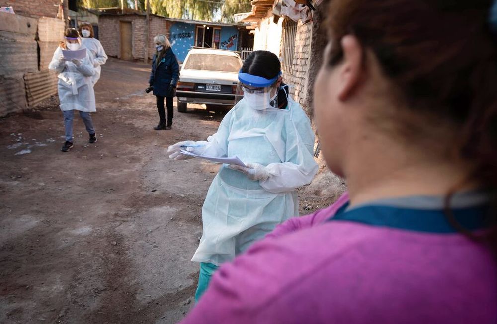 Operativo. El viernes se hicieron testeos masivos en el Barrio Campo Papa de Godoy Cruz en busca de contagiados de Covid-19. Foto: Ignacio Blanco / Los Andes