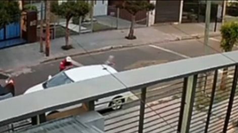 A punta de pistola, los ladrones bajaron a las víctimas del vehículo y los empujaron hacia el portón de la casa para luego escapar con el auto robado.