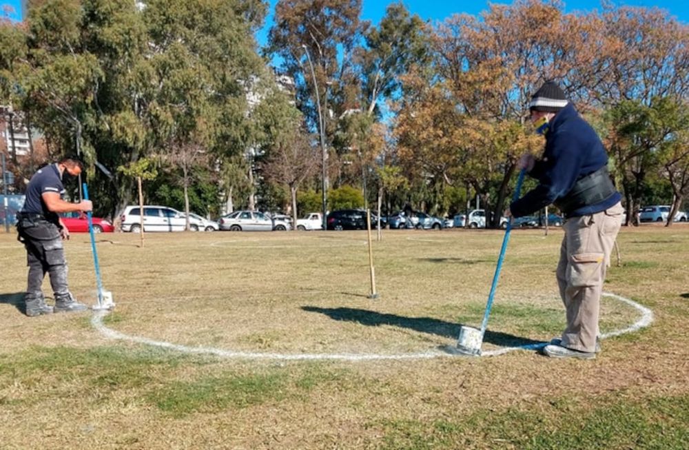Rosario delimitó la distancia física con 75 círculos en los parques públicos para controlar las salidas recreativas