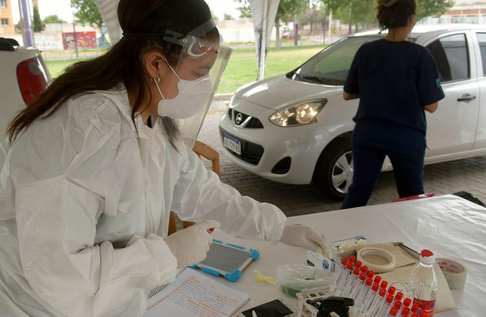 Control y análisis. Desde diciembre, en la provincia se vienen registrando entre 170 y 50 determinaciones positivas diarias. Foto: Orlando Pelichotti / Los Andes.