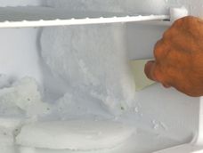 no hace falta desenchufar: el truco sencillo para eliminar el hielo del freezer