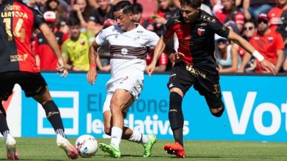Con goles de Meza, Bernardi y Aliendro, el Sabalero se hizo fuerte en su casa y venció al Calamar por 3-0. / Gentileza.