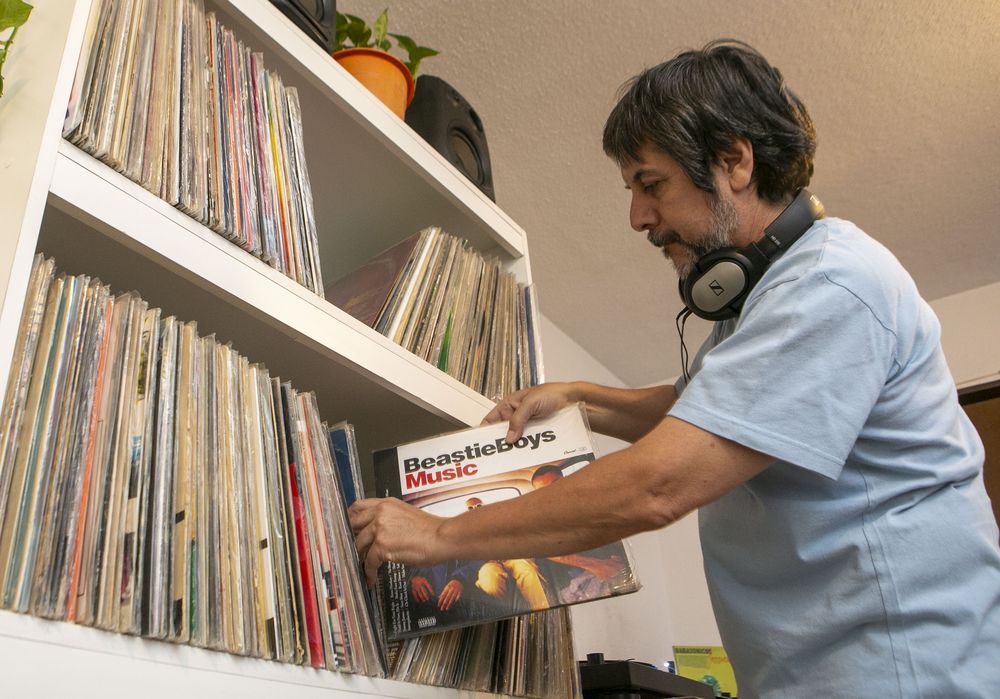 Ringo Obregón junto a su colección de vinilos. 