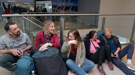Los Andes | Turistas franceses y chilenos que vienen de La Rioja, y van a Santiago de Chile, esta mañana en la Terminal de Micros.  Foto: Orlando Pelichotti