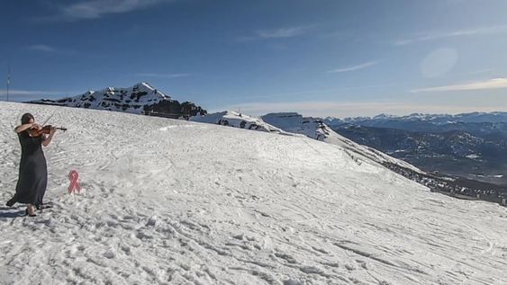 Una violinista tocó en el Cerro Chapelco para concientizar sobre la patología que afecta a cientos de mujeres. Fotos y video: Gentileza Cerro Chapelco.