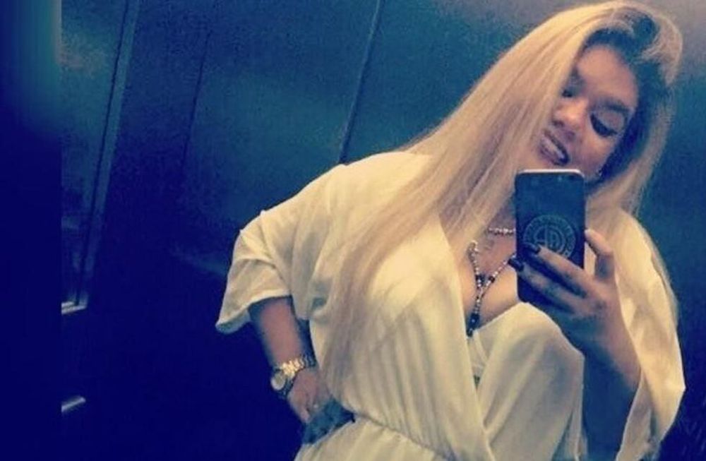 Morena Rial coqueteó frente al espejo con un vestido negro híper corto y pegadito