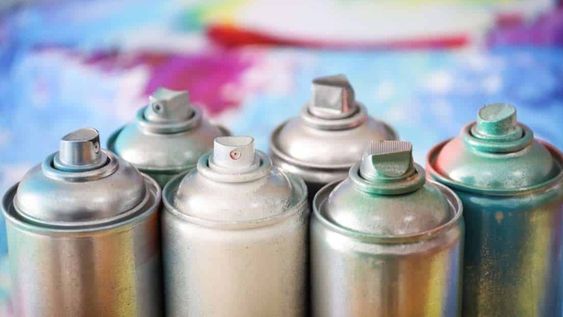 Los potes de aerosol pueden ser una idea útil e ingeniosa para el escritorio de tu casa.