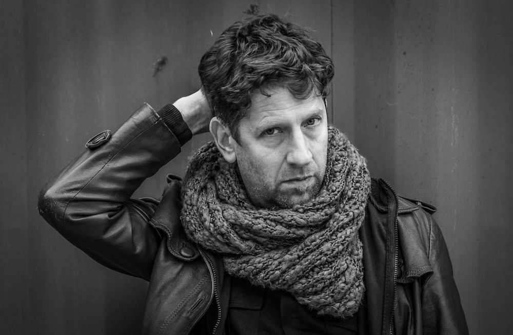 Alejandro Guyot es cantante, poeta y escritor. Antes de su novela Sangre, había publicado en 2009 Brumarios (traducido al francés) y en 2019 compiló su trabajo autoral en el libro Canciones de Amor, de Locura y de Muerte (Tangos, Valses y Milongas del siglo XXI). Foto Sangre es su primera novela. Foto: Gustavo Guyot.