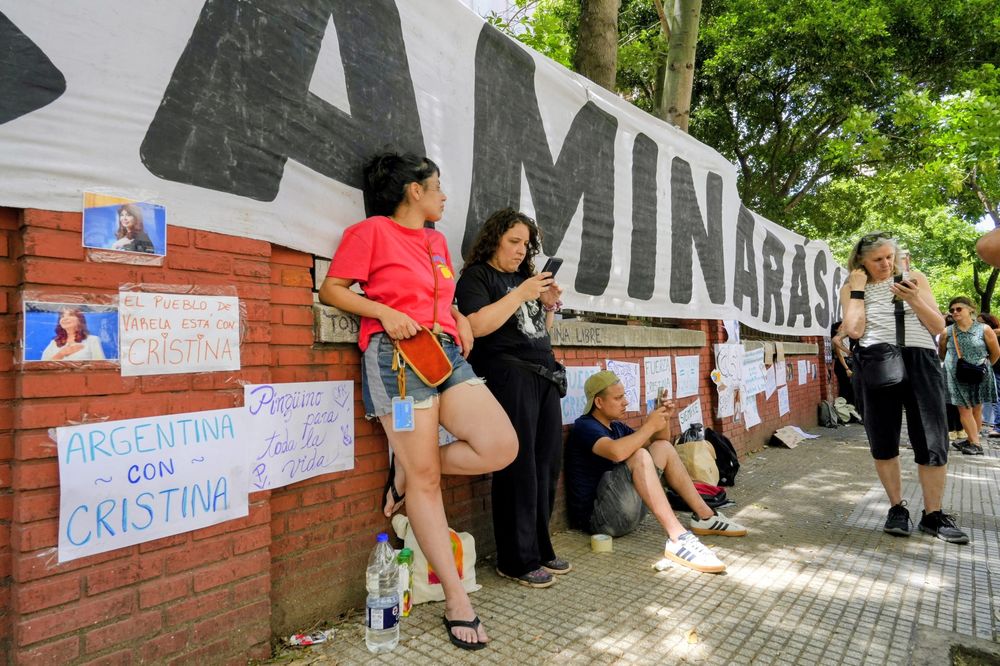 La internación de urgencia de la ex presidenta Cristina Kirchner en el Sanatorio Otamendi por un cuadro de apendicitis generó la presencia de militantes y simpatizantes de la ex mandataria frente al centro de salud. 