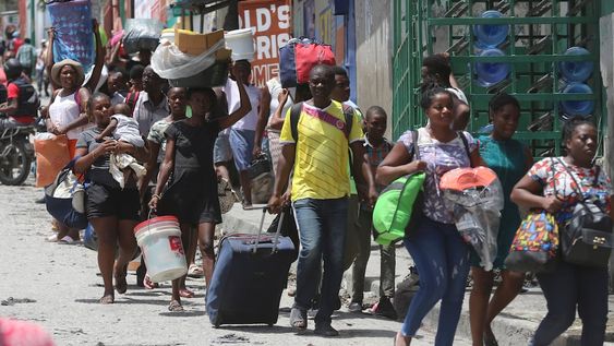 Residentes abandonan sus hogares en su huida de los enfrentamientos entre pandillas armadas en el distrito Carrefour-Feuilles de Puerto Príncipe, Haití, el 15 de agosto de 2023. (AP Foto/Odelyn Joseph, archivo)