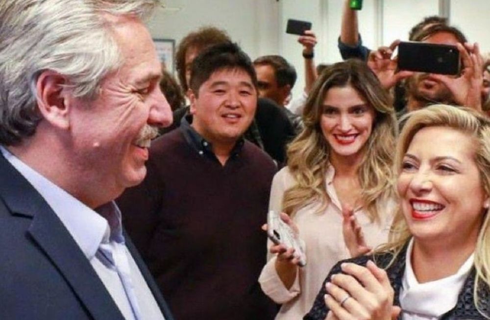 ¿Quién es Chien Chia Hong, el empresario taiwanés que visitó Olivos? En la foto, junto a Alberto Fernández, Sofía Pacchi y Fabiola Yáñez. / Gentileza