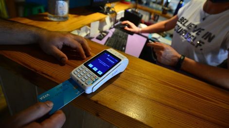 Incentivan el uso de tarjetas de crédito. Foto: Nicolás Bravo / La Voz