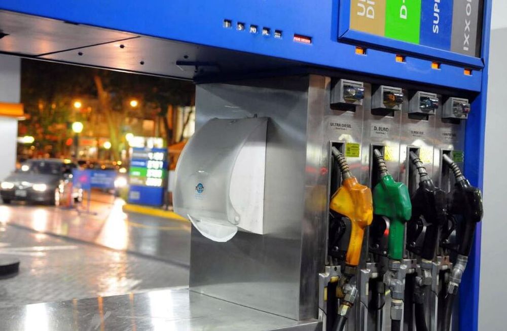 El Gobierno volvió a postergar la suba del impuesto a los combustibles