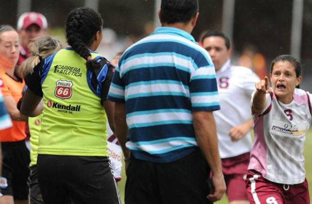 Lo peor del año en fútbol femenino: un DT le pegó a una jugadora rival